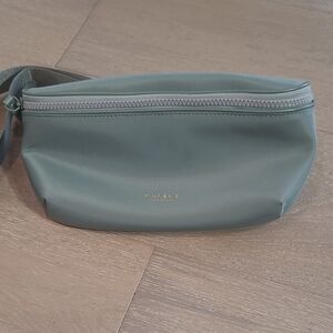 NWOT Mina Baie Roe Belt Bag Green Nylon Crossbody Bag Travel bag
